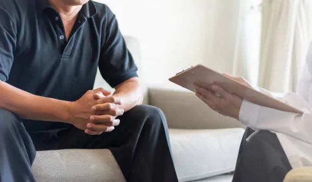 勃起功能障礙(ED)指的是男性無法維持足夠的勃起來進行滿意的性生活。這可能與心理壓力、血管問題、內分泌異常或藥物影響有關。